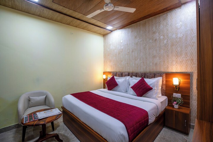 Room 10 of 28