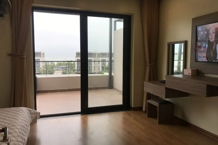Room 5 of 12
