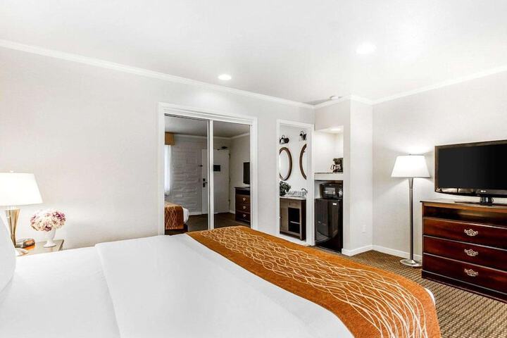 1 King Bed (14 of 14)