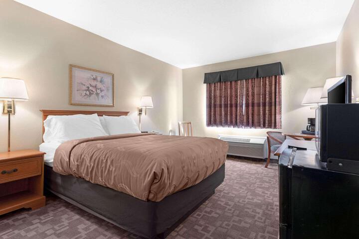 1 Queen Bed Accessible (3 of 7)