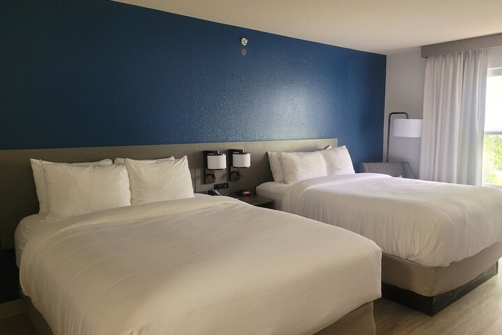 2 Queen Beds (1 of 12)
