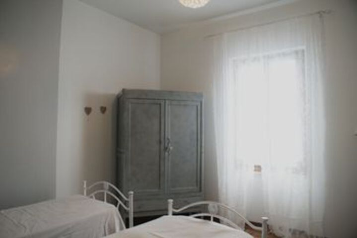 Room 7 of 12