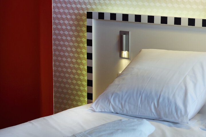 Room 3 of 60