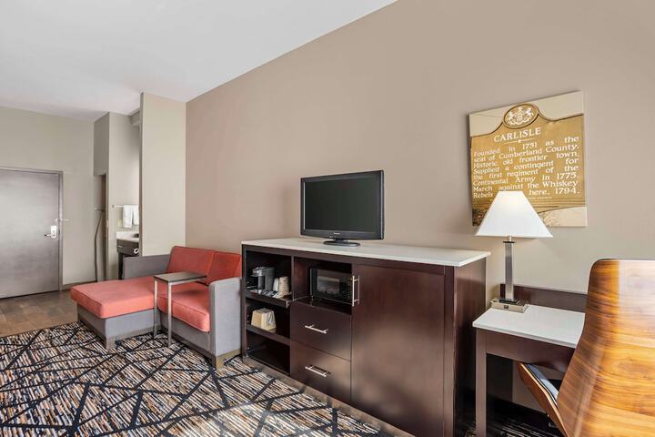 1 Queen Bed Pet Friendly Room Work Desk Sofa Microwave and Refrigerator WiFi Full Breakfast (20 of 31)