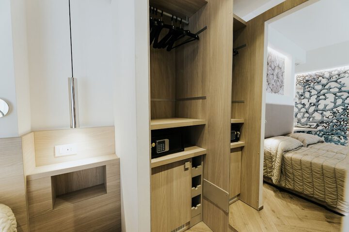 Room 17 of 48