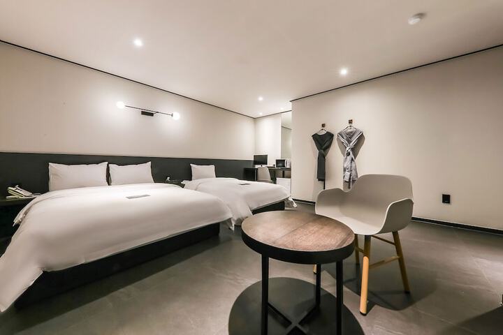 Room 28 of 51