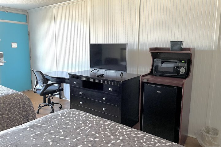 2 Queen Beds (7 of 10)
