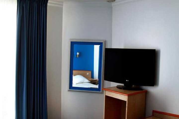 Room 8 of 22