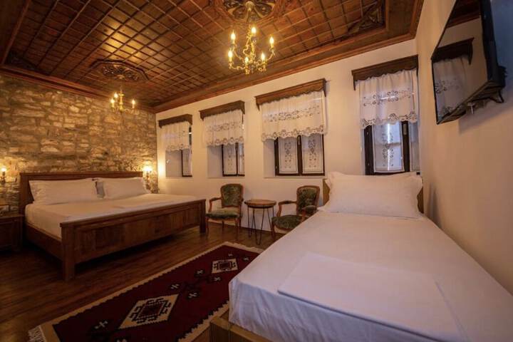 Room 4 of 25
