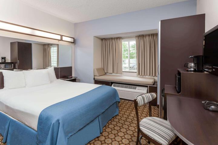 1 Queen Bed (17 of 25)