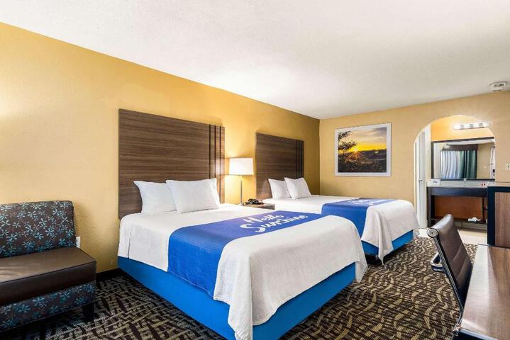 2 Queen Beds Business Room (8 of 8)