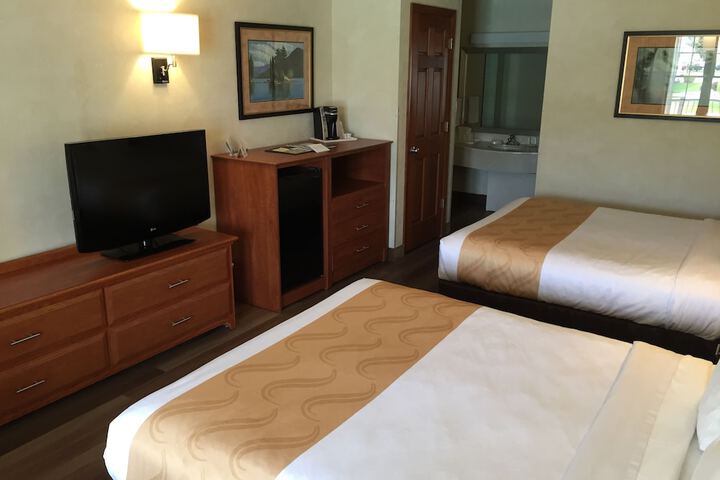 2 Queen Beds (11 of 19)