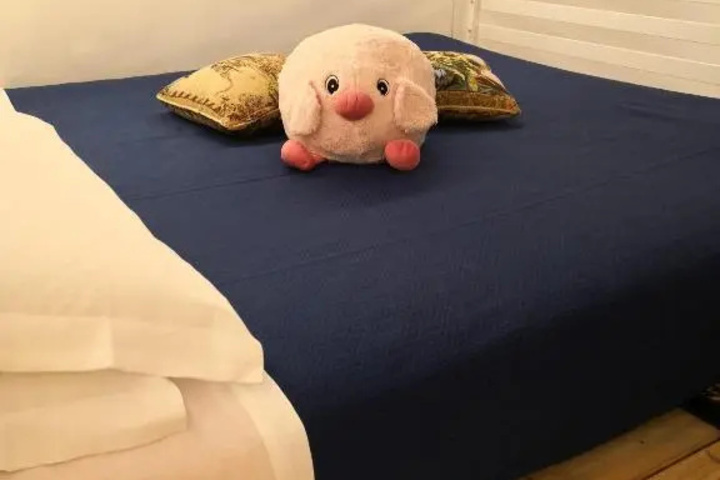 Room 5 of 8