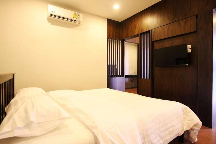 Room 9 of 32