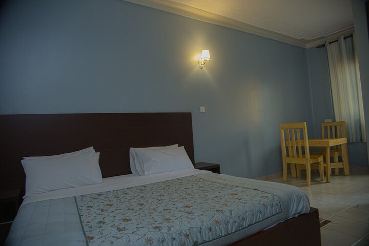 Room 4 of 9