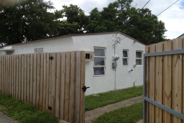 Wow Private Bungalow Close To Beach in Dania Beach, FL