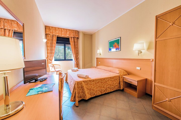 Room 5 of 33