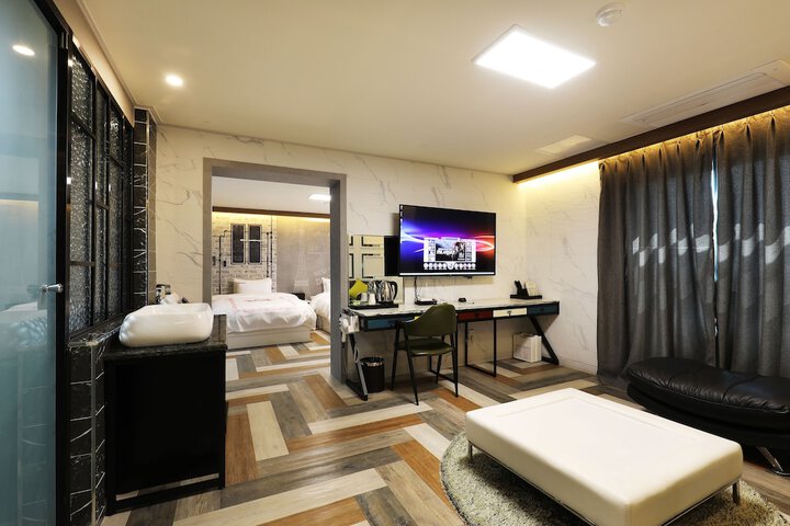 Room 13 of 146