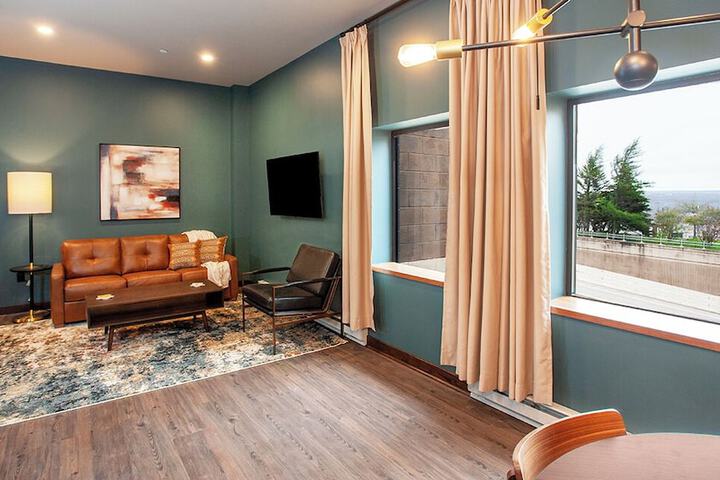 Room 7 of 18