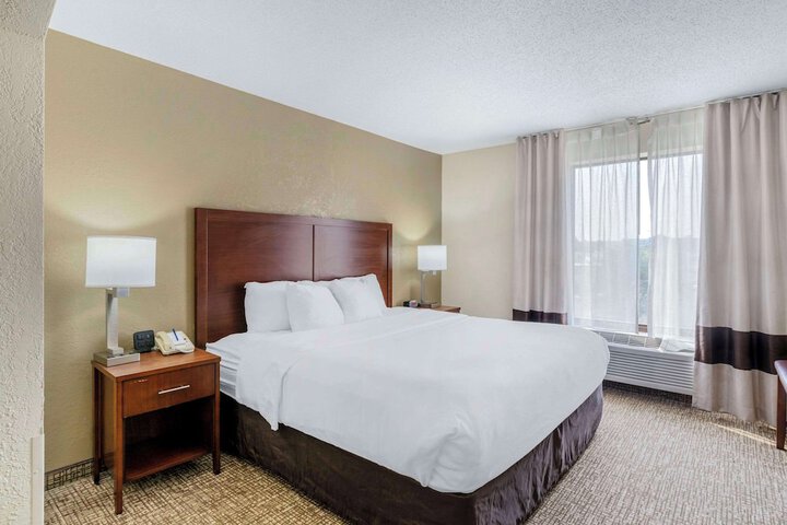 1 King Bed (4 of 9)