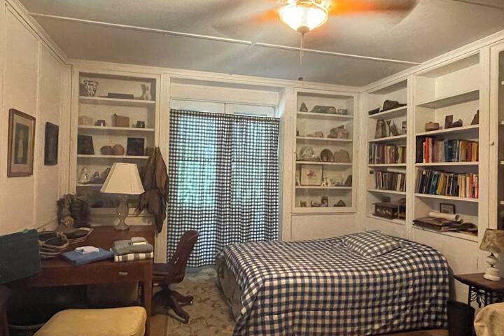 Room 17 of 102