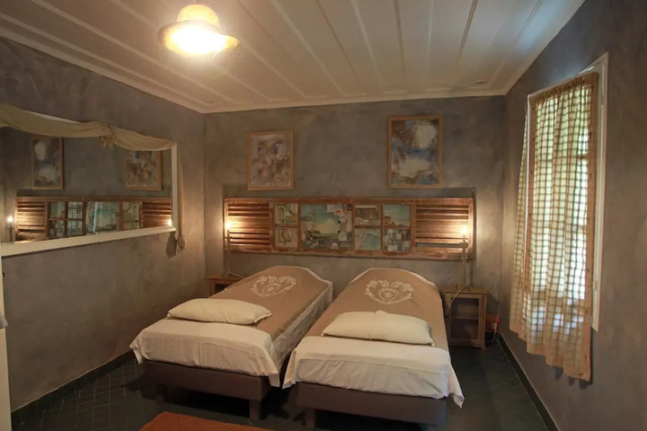 Room 2 of 10