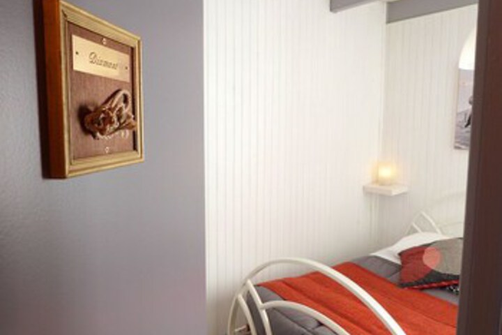 Room 8 of 11