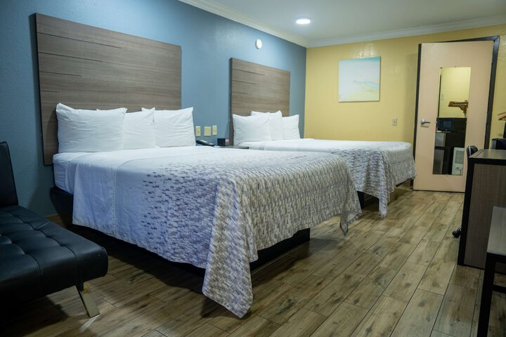 2 Queen Beds (2 of 8)