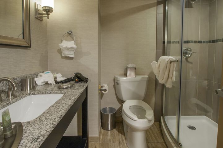 Executive Queen Room (3 of 9)