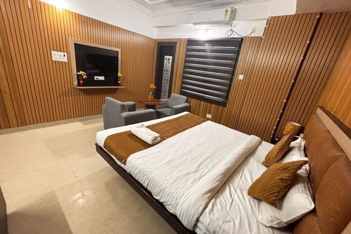 Room 15 of 34