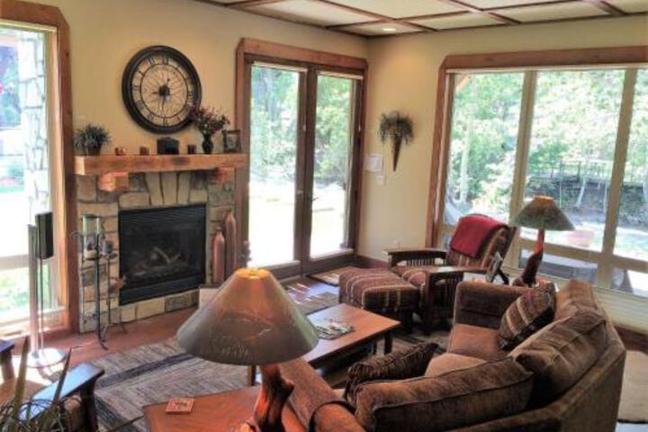 Grizzly Den in Red Lodge, MT