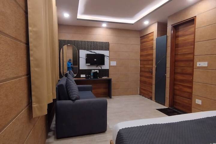 Room 8 of 17