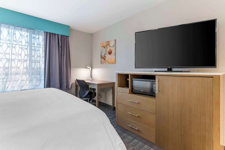1 King Bed Microwave and Refrigerator Work Desk WiFi Full Breakfast (10 of 22)
