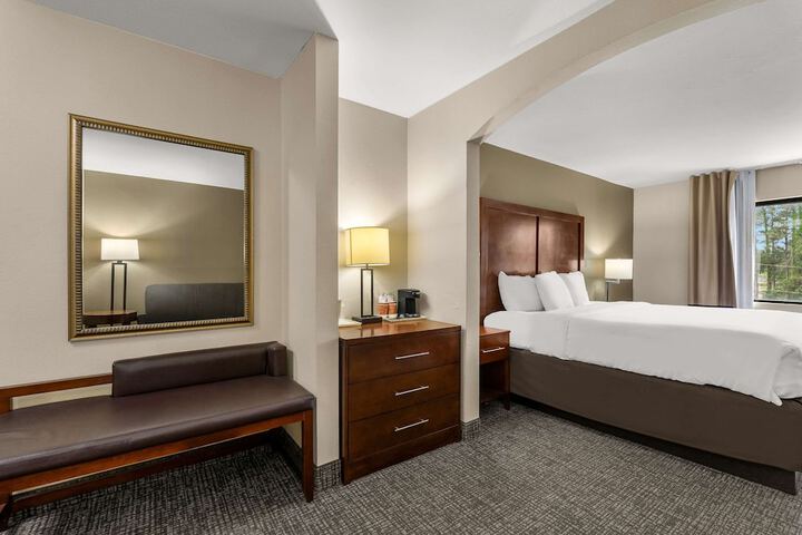 1 King Bed (2 of 7)