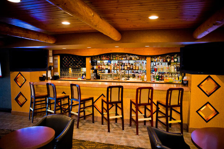 Lounge 27 of 48