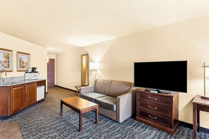 1 King Bed Pillowtop Bed 32 Inch LCD Television Microwave and Refrigerator Full Breakfast (9 of 14)