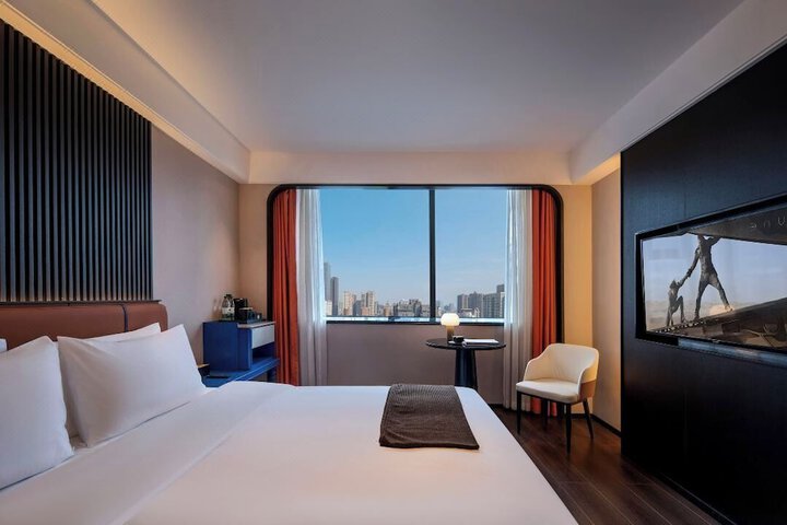 Room 6 of 33