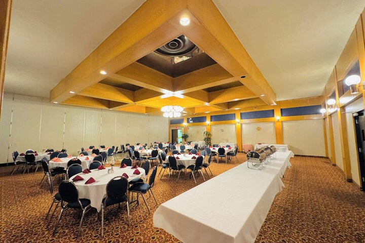 Ballroom/Hall 30 of 35