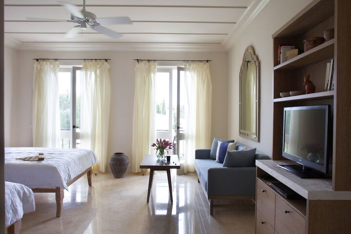 Room 6 of 184