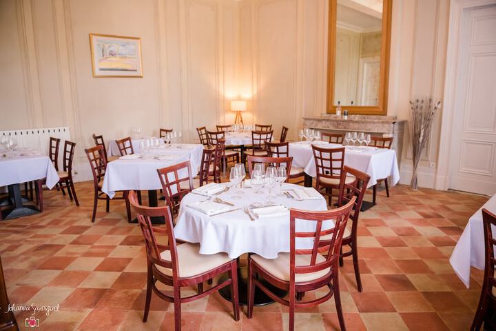 Dining 4 of 17