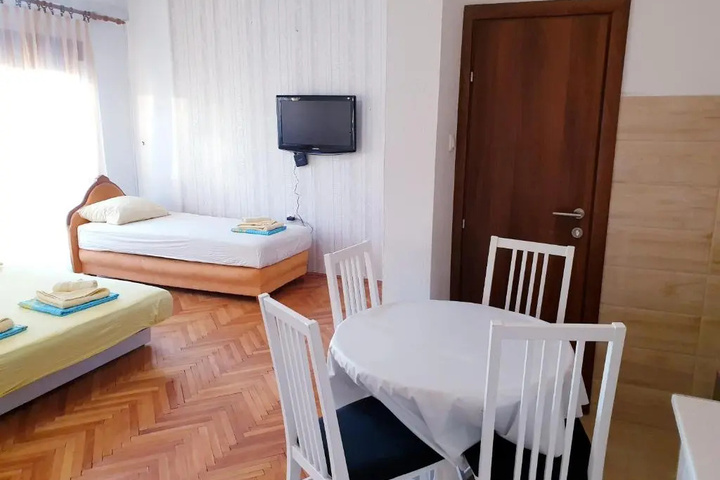 Room 9 of 12