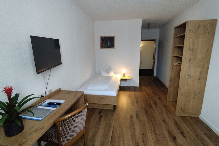Room 8 of 27