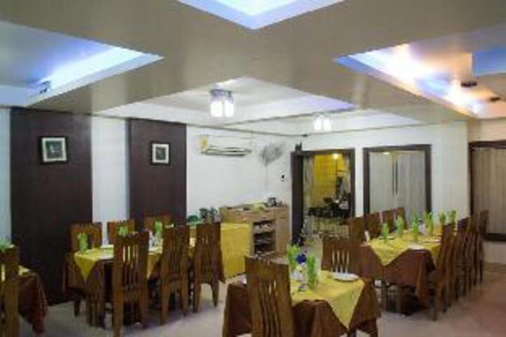Dining 7 of 12