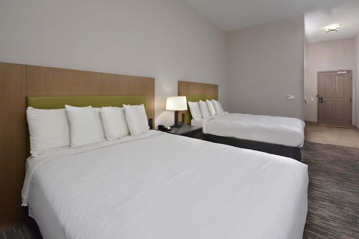 2 Queen Beds (8 of 10)