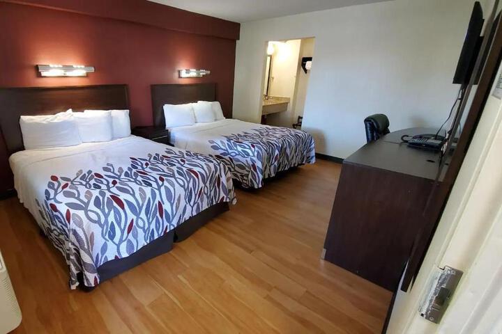 Deluxe Queen Bed (1 of 10)