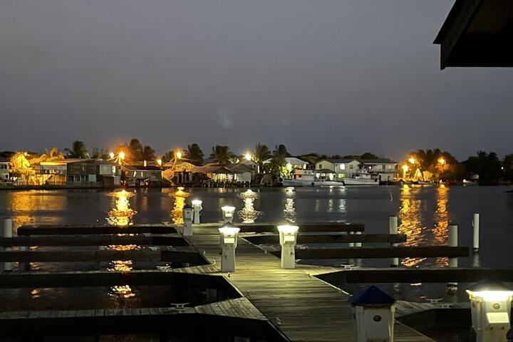 Hotel and Dive Center Roatan Yacht Club in Roatan