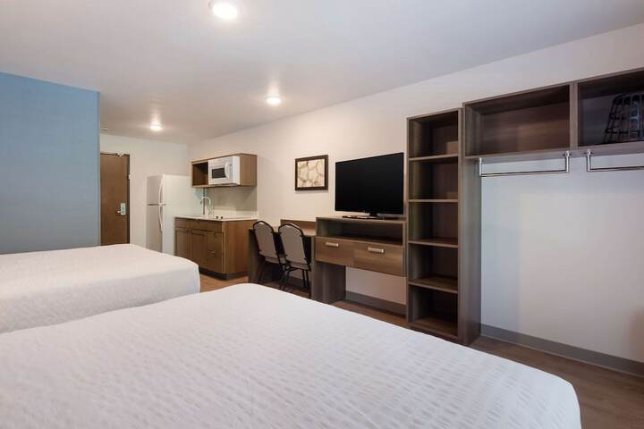 1 Queen Bed (10 of 18)