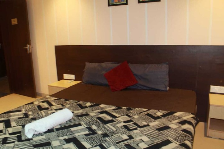 Room 6 of 10