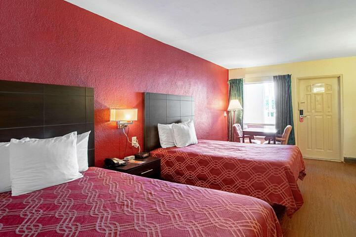2 Double Beds (9 of 11)