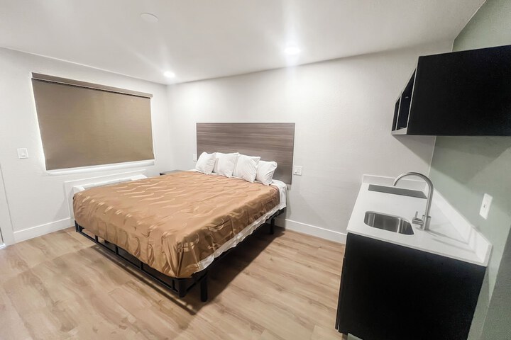 Room 4 of 6